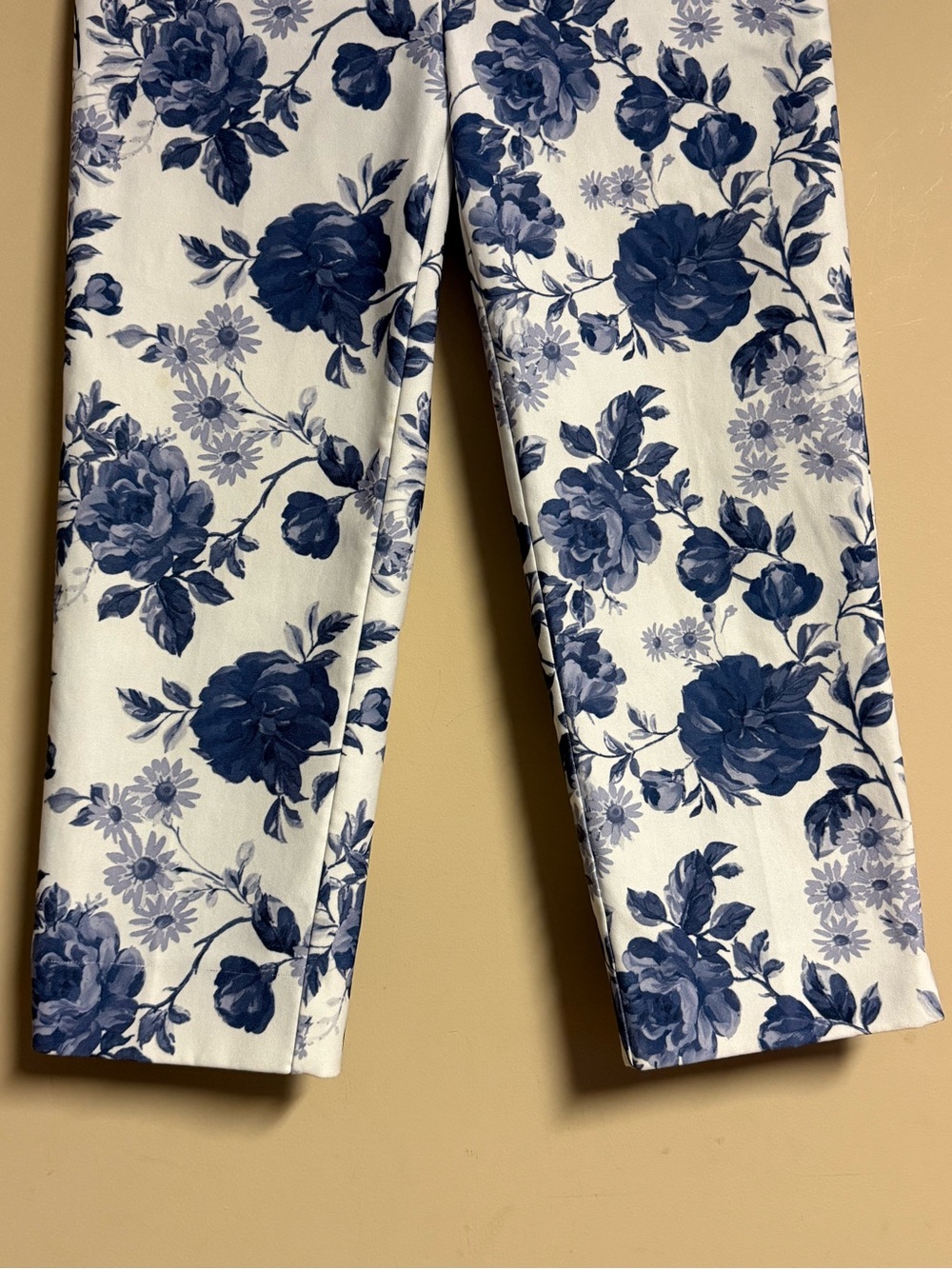 Joseph Ribkoff Floral Print Cropped Pants
Size 8 - Picture 3 of 8